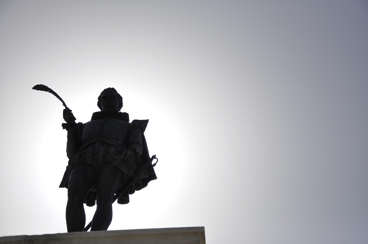Estatua de Cervantes a contraluz en Alcalá de Henares, ciudad en la que muchos propietarios buscan alquilar su piso