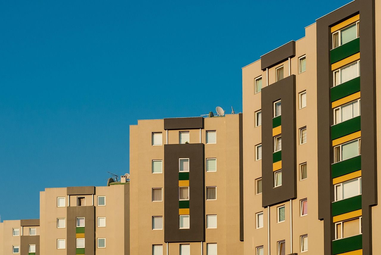 Bloques de pisos modernos bajo el cielo azul, como los que se alquilan en Getafe