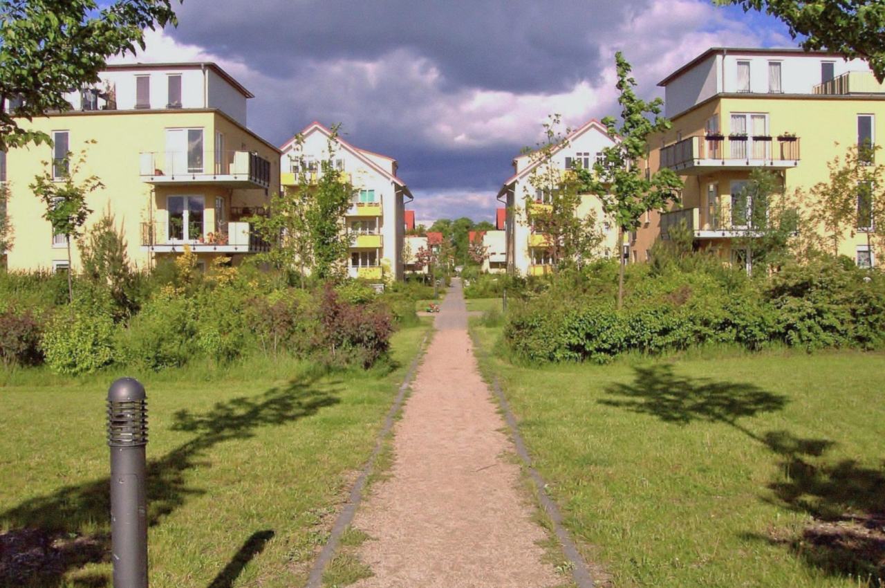 Bloques de pisos con zonas verdes en una urbanización, como los que se alquilan en Las Rozas
