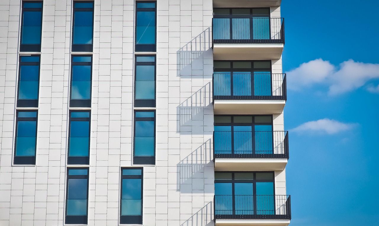 Fachada de un edificio de viviendas con balcones, como los pisos que se alquilan en Móstoles