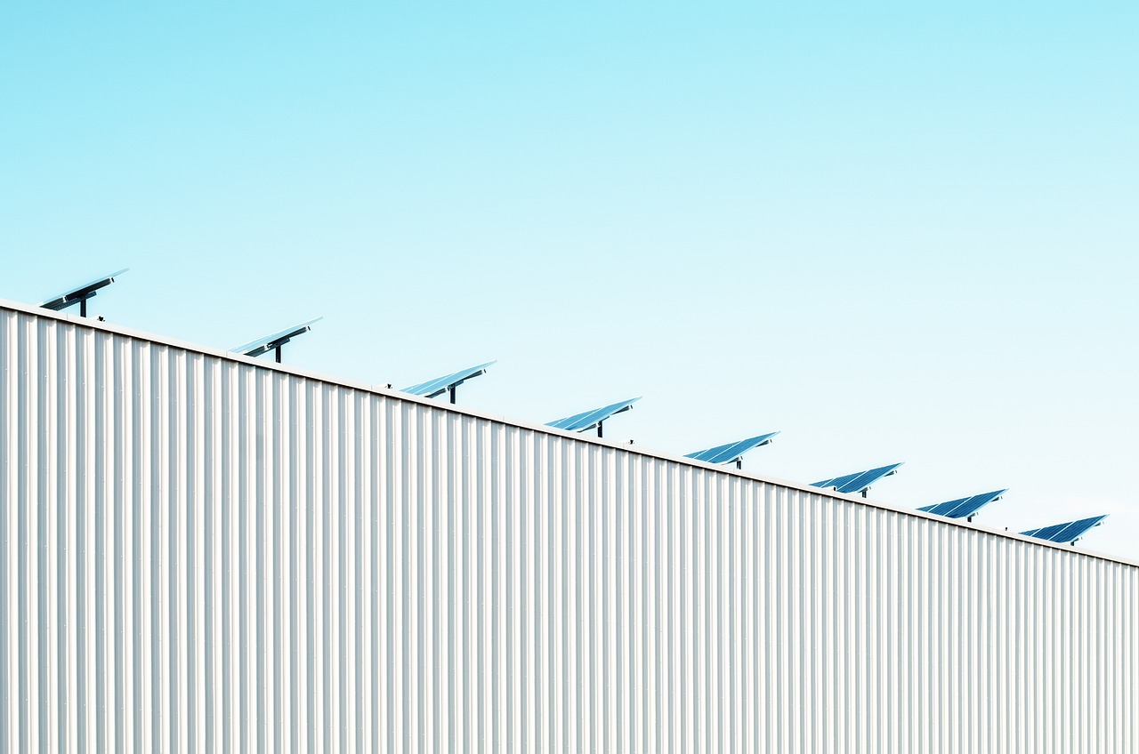 Placas solares en la cubierta de un edificio, una de las bonificaciones del IBI en Madrid