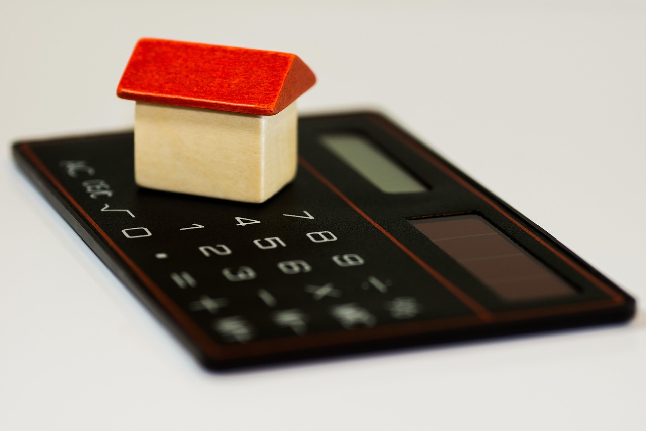 Calculadora del alquiler del Ministerio de Vivienda: casita de madera sobre una calculadora