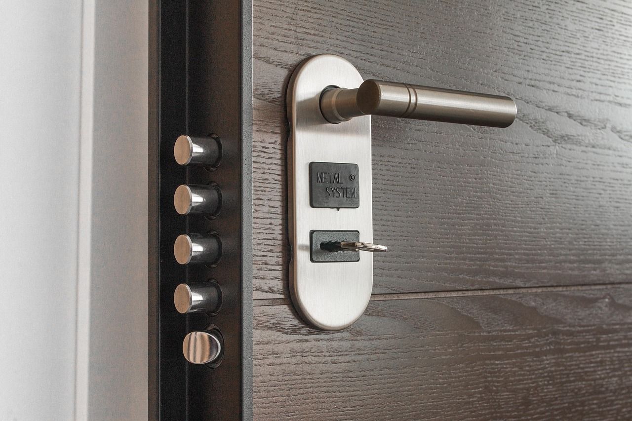 Cerradura de seguridad con la llave puesta en la puerta de un piso: cambiar la cerradura si el inquilino no paga puede ser delito
