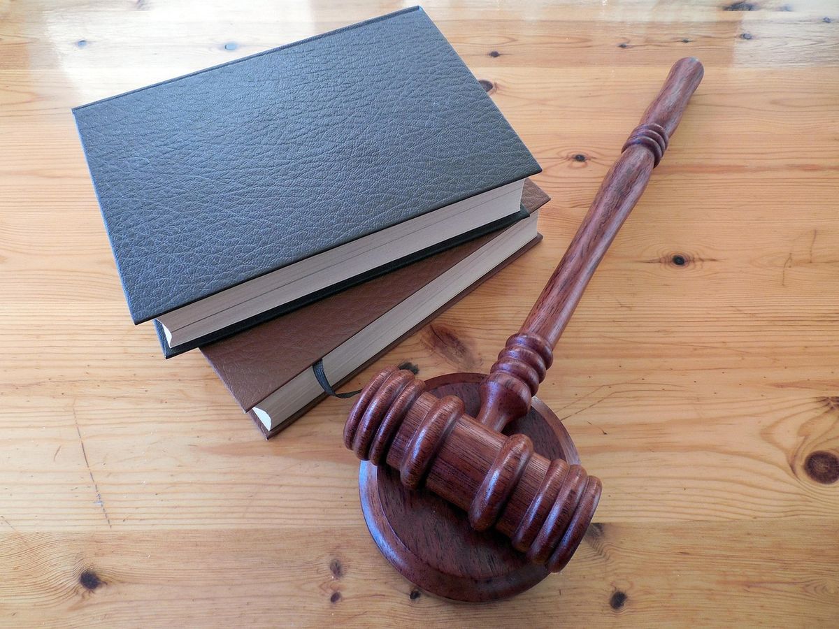 Decretos de vivienda derogados: libros de leyes y mazo de juez sobre una mesa de madera