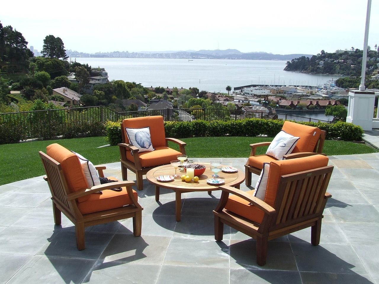 Muebles de terraza de madera con cojines que conviene guardar en invierno
