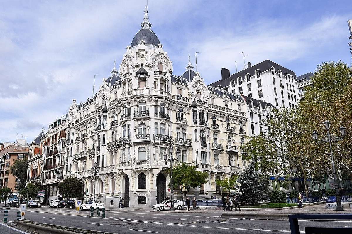 Edificio de viviendas con cúpula y balcones de forja en Madrid: el IBI por municipios en la Comunidad de Madrid en 2026