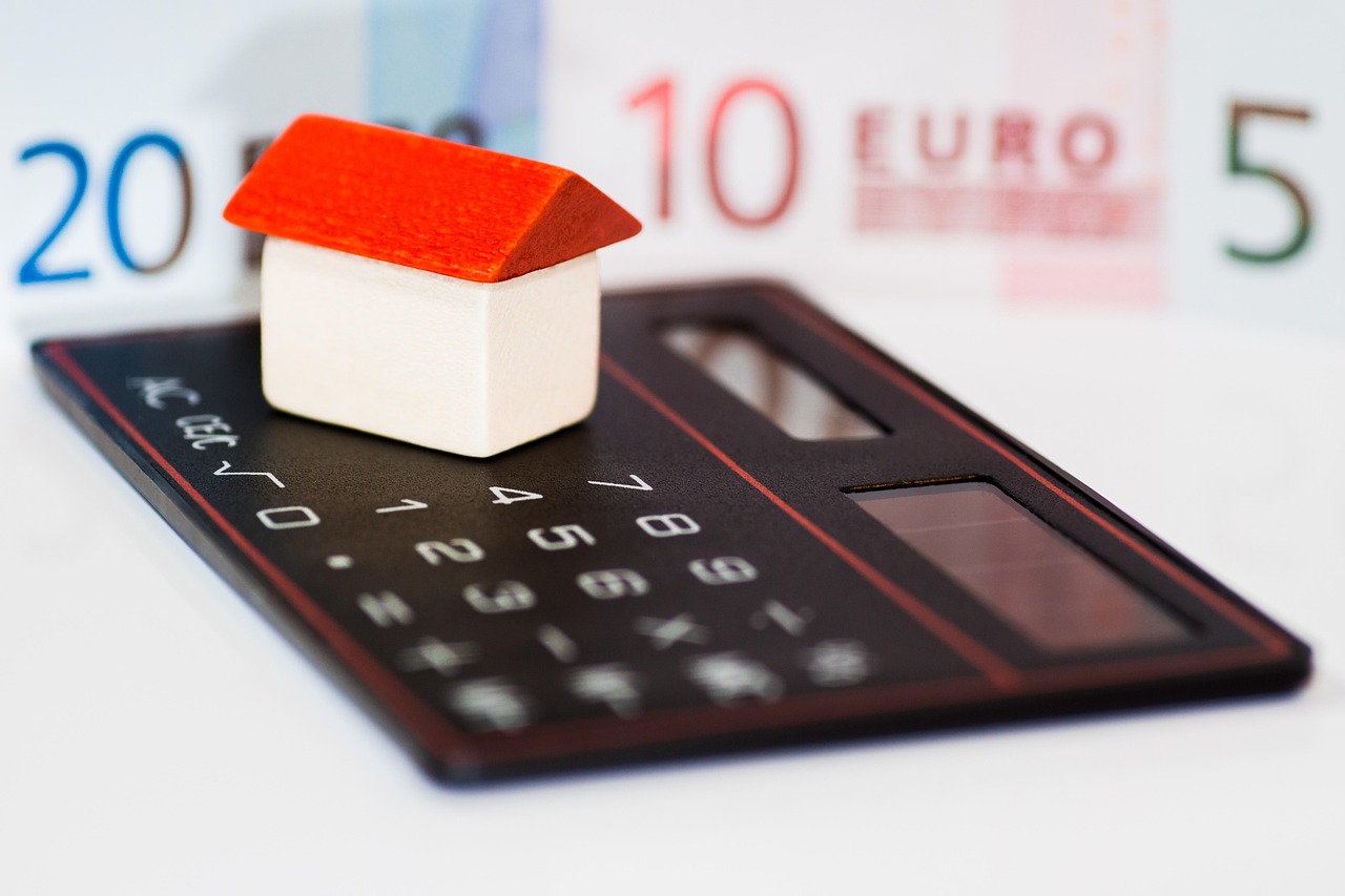 IPC de septiembre de 2026 y subida del alquiler: casa sobre una calculadora y billetes de euro