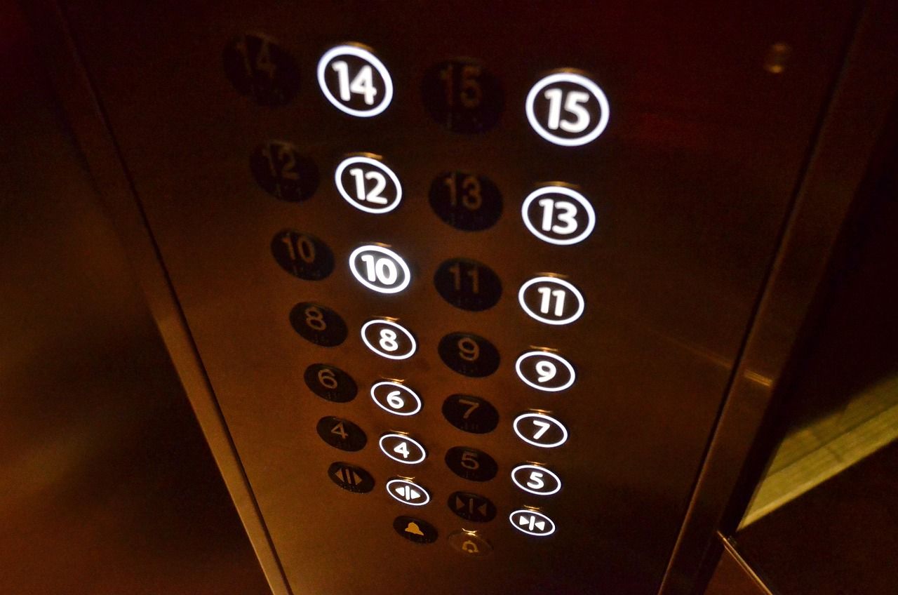 Botonera iluminada de un ascensor en un edificio de viviendas, obra de accesibilidad de la comunidad