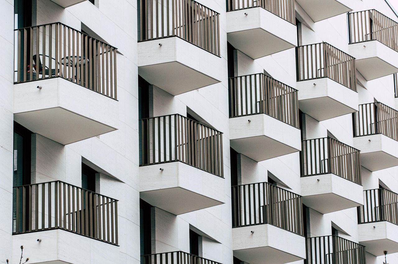 Nuevo decreto de vivienda de octubre de 2026: fachada de un edificio de viviendas con balcones