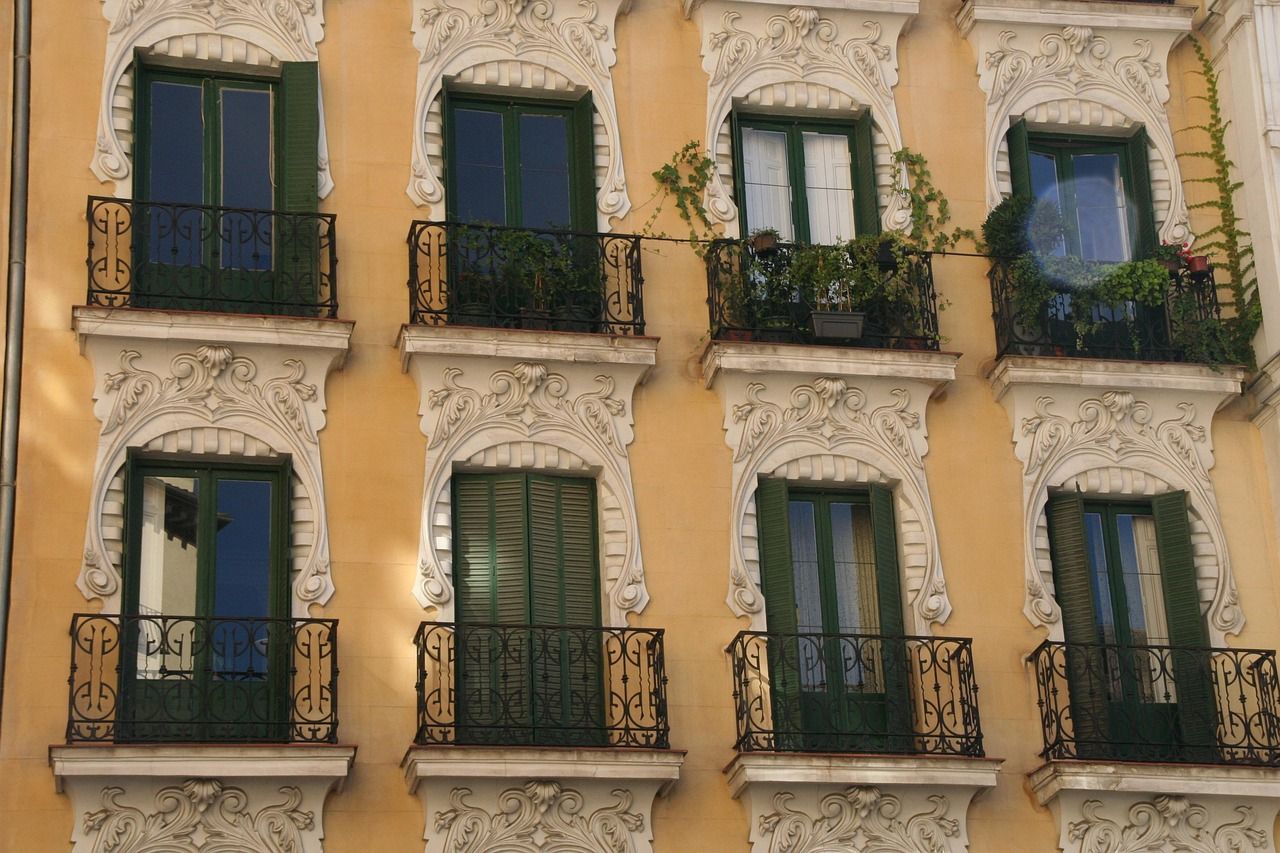 Fachada de un edificio de viviendas con balcones en Madrid, como los pisos que un propietario puede alquilar con el Plan Alquila