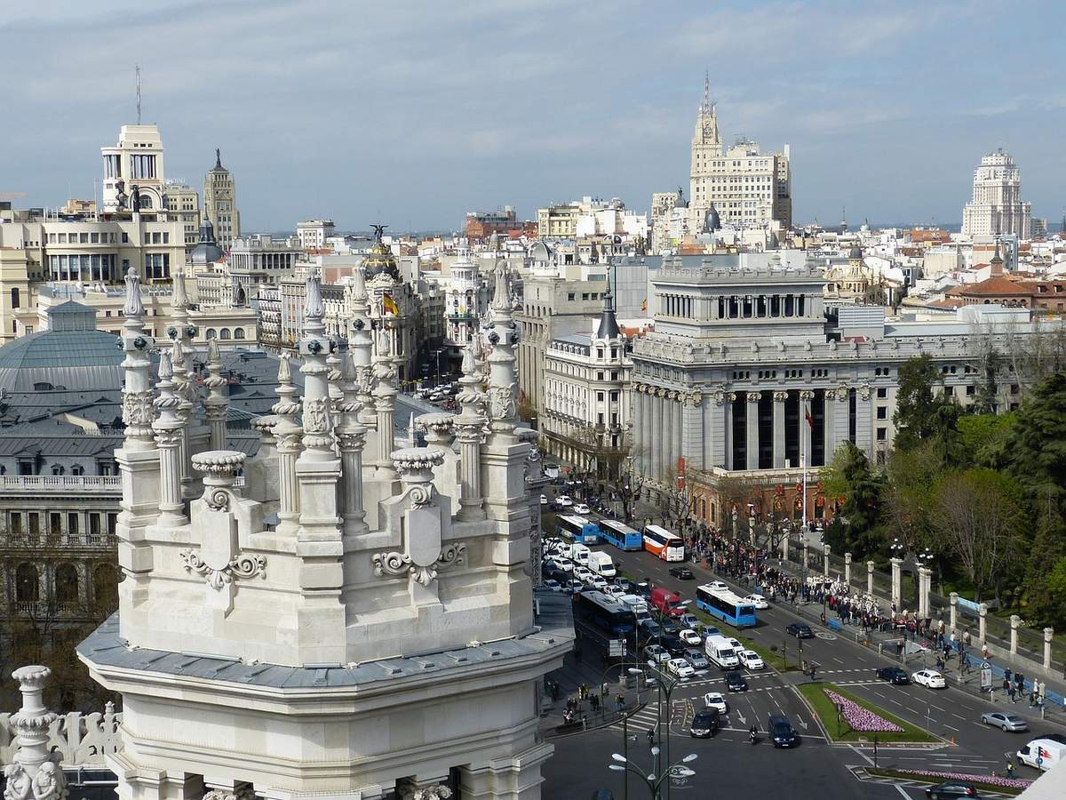 Vista de los edificios del centro de Madrid desde la plaza de Cibeles, para ilustrar el precio del alquiler en Madrid por distritos