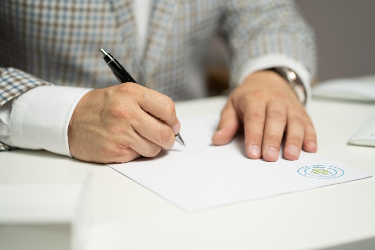 Prórroga del alquiler 2026: firma de la prórroga de un contrato de alquiler tras los decretos de vivienda