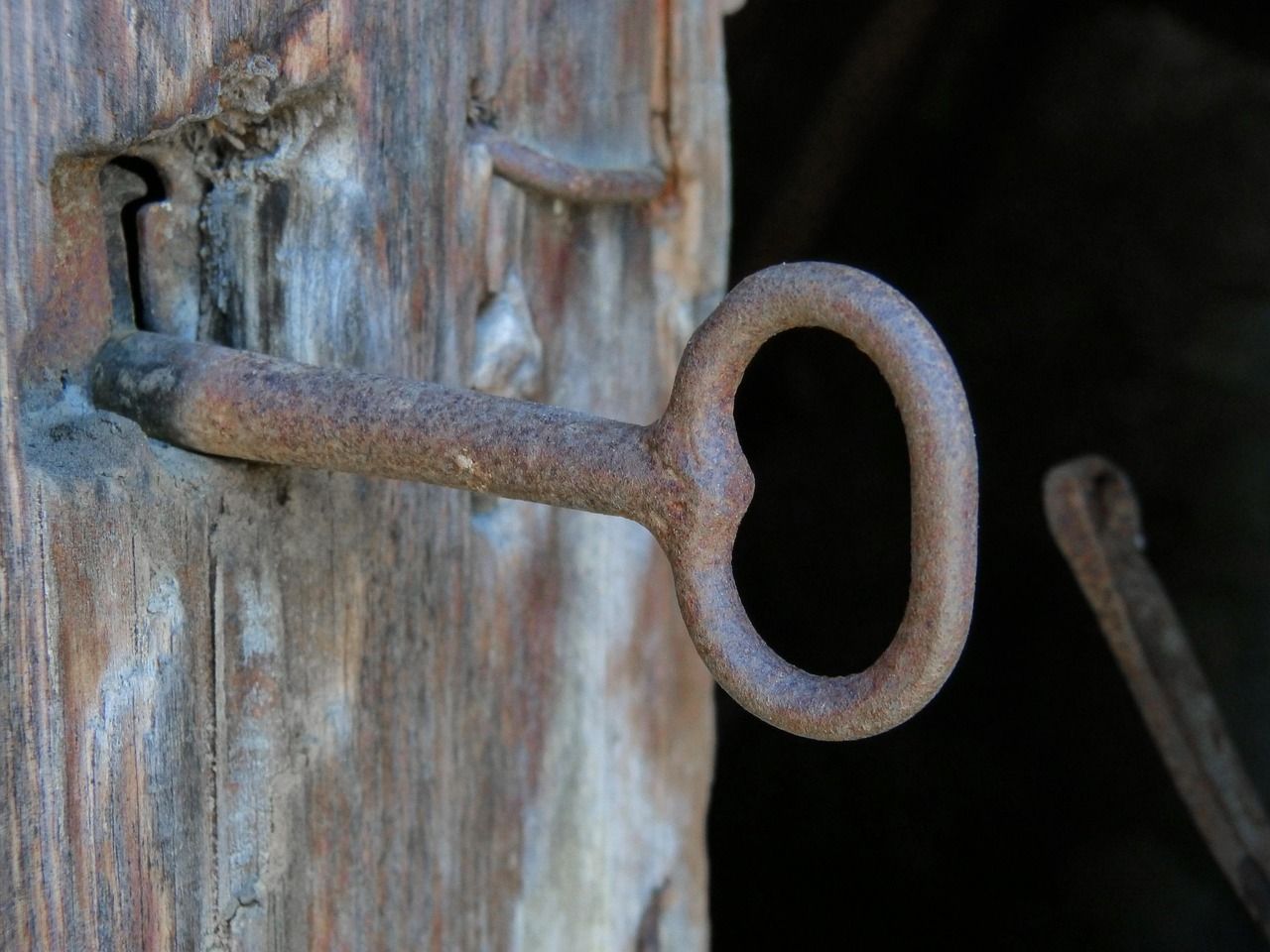 Llave antigua en la cerradura de una puerta de madera, como la de un trastero que se puede alquilar