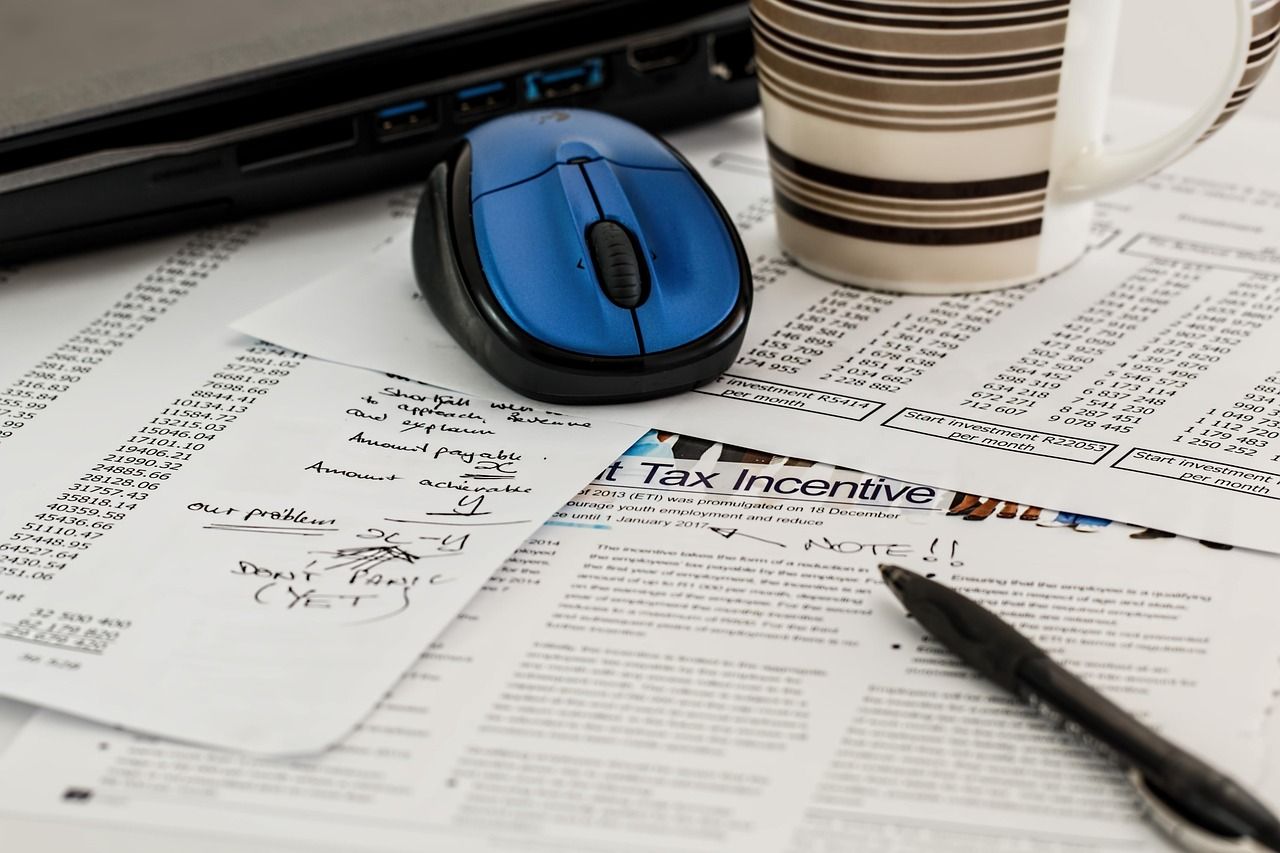 Impreso de la declaración de la renta y calculadora para declarar el alquiler de un piso