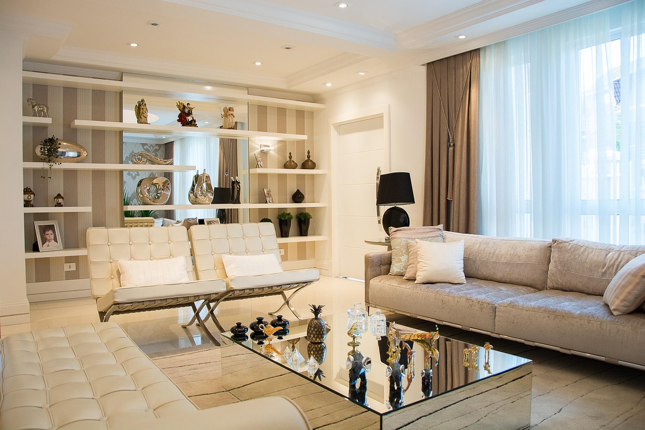 Muebles de un salón listos para guardar en un trastero al alquilar el piso sin amueblar en Madrid
