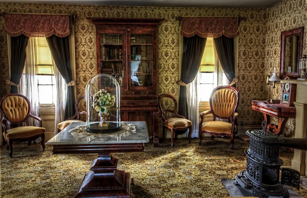 Muebles antiguos de una casa familiar que hay que vaciar tras una herencia en Madrid