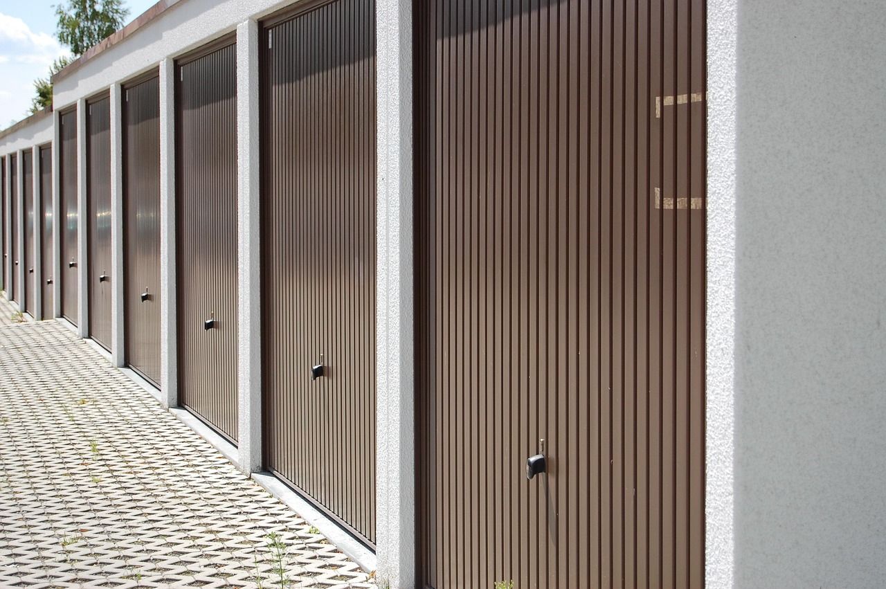 Fila de puertas metálicas de trasteros, como los que se comparan para encontrar trasteros baratos en Madrid