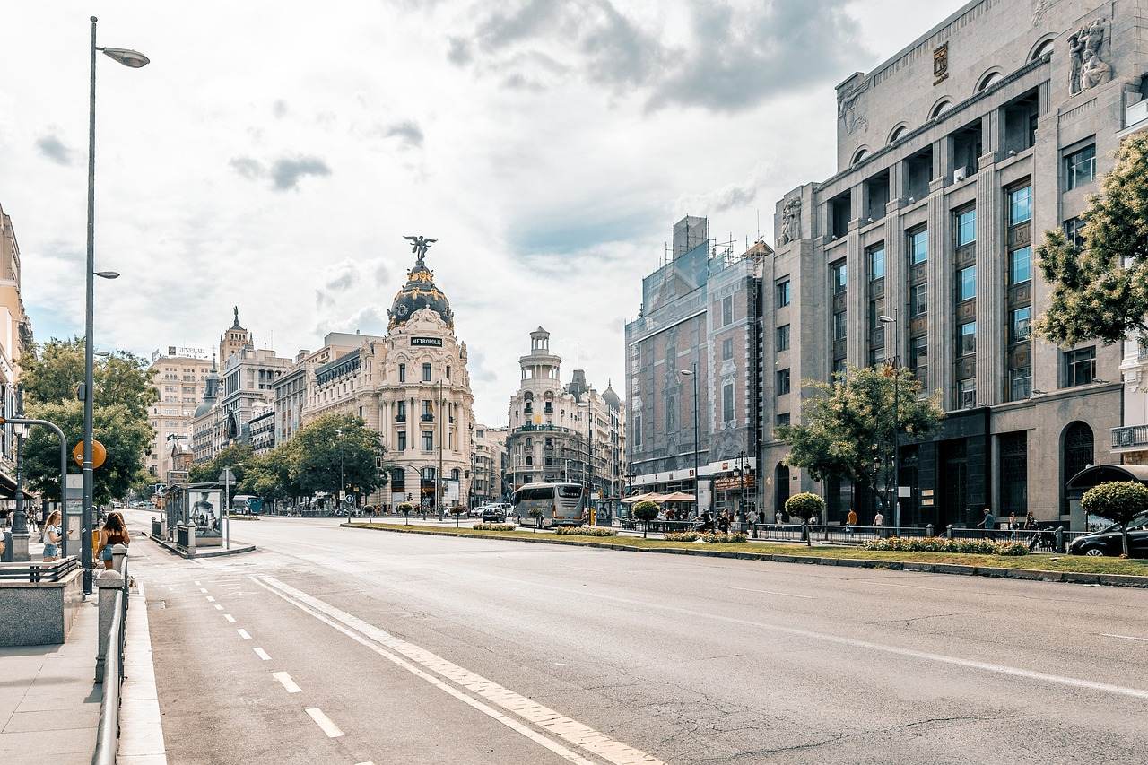 Calle de Alcalá con el edificio Metrópolis al fondo, en el centro de Madrid, donde muchos vecinos buscan un trastero cerca de casa